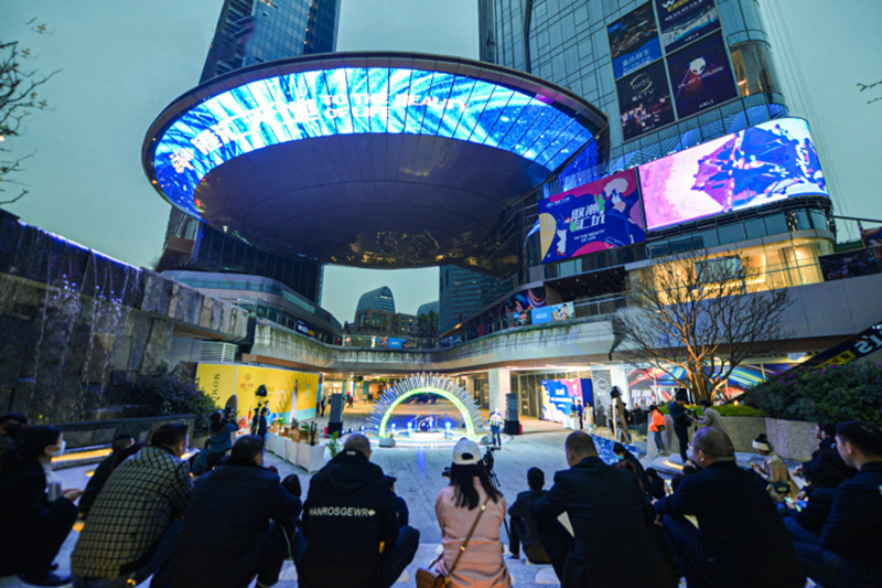 成都港匯新天地LED格柵屏項目 
